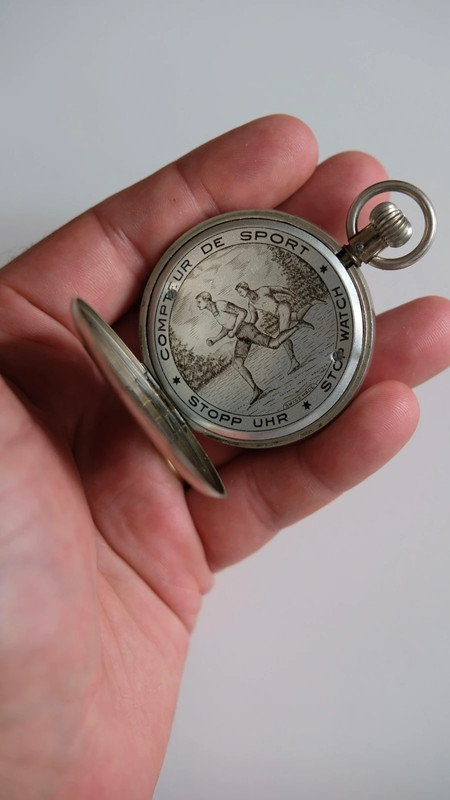 Chronomètre Vintage Mécanique Swiss Made en Argent avec Gravure de Deux Coureurs 2