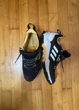 Adidas terrex noir et jaune taille:41, marca: adidas, estado: Novo sem etiquetas, tamanho: 41, €60.00, €63.70 inclui Proteção do Comprador
