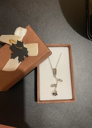 Collier argent brillant en forme de rose inoxydable, marque: Argent, état: Neuf avec étiquette, 11,00 €, 12,25 € Protection acheteurs incluse