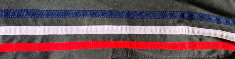 Jogging adidas rouge bande blanche hot sale