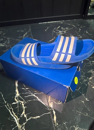 Adidas slippers, marque: adidas, état: Très bon état, taille: 38, 9,00 €, 10,15 € Protection acheteurs incluse