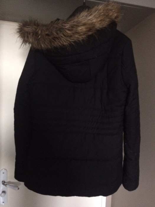 Manteau noir, Etam 3