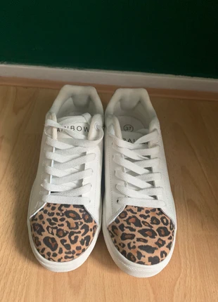 Sneakers wit & tijgerprint, estado: Bom, tamanho: 37, €7.00, €8.05 inclui Proteção do Comprador