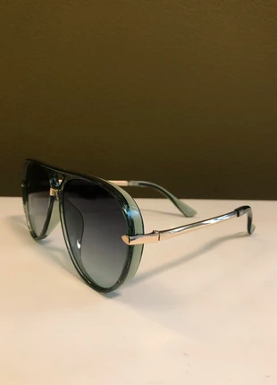 Prachtige donkergroen zonnebril, staat: Heel goed, € 17,50, € 19,08 inclusief Kopersbescherming