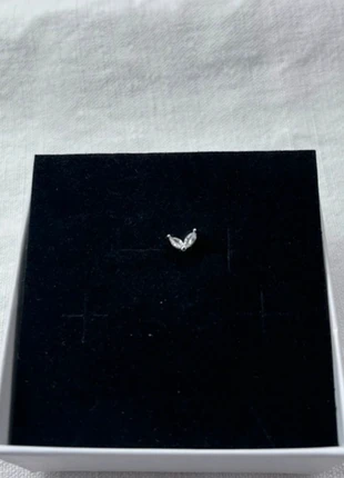 Orecchino brillantino a 2 “foglie”, brand: INOX, condizioni: Nuovo senza cartellino, €3.00, €3.85 include la Protezione acquisti