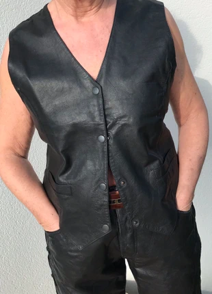 Boléro cuir véritable noir - taille 40- très bon état - simple !, merk: Vintage, staat: Heel goed, maat: L / 40 / 12, € 16,00, € 17,50 inclusief Kopersbescherming