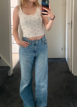 White top with pink roses, marque: H&M, état: Très bon état, taille: S / 36 / 8, 5,00 €, 5,95 € Protection acheteurs incluse