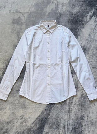 Chemise Tommy Hilfiger femme 32 (FR 34/XS) blanche regular fit logo tricolore, marque: Tommy Hilfiger, état: Très bon état, taille: XS / 34 / 6, 29,99 €, 32,19 € Protection acheteurs (Pro) incluse