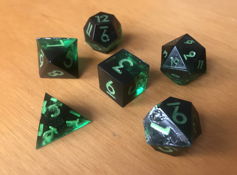 Set di 6 Dadi in Resina Artiginali Verde e Nero + sacchetto gratis / Handcrafted Dice Set + free bag 5