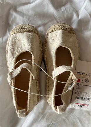 sapatos criança tecido flores, marque: Zara, état: Neuf avec étiquette, taille: 25, 15,00 €, 16,45 € Protection acheteurs incluse