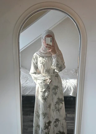 Modest green dress/ abaya, merk: Shein, staat: Heel goed, maat: S / 36 / 8, € 14,99, € 16,44 inclusief Kopersbescherming