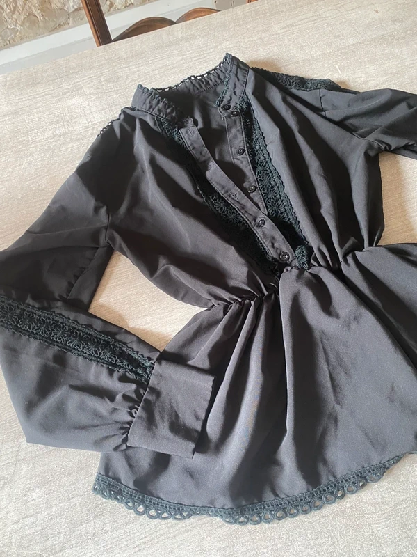 Blouse noire cintrée à dentelle – élégante et féminine - photo numéro 2