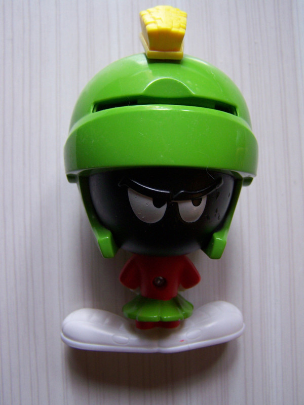 Figurine casque vert de chez mac do 1