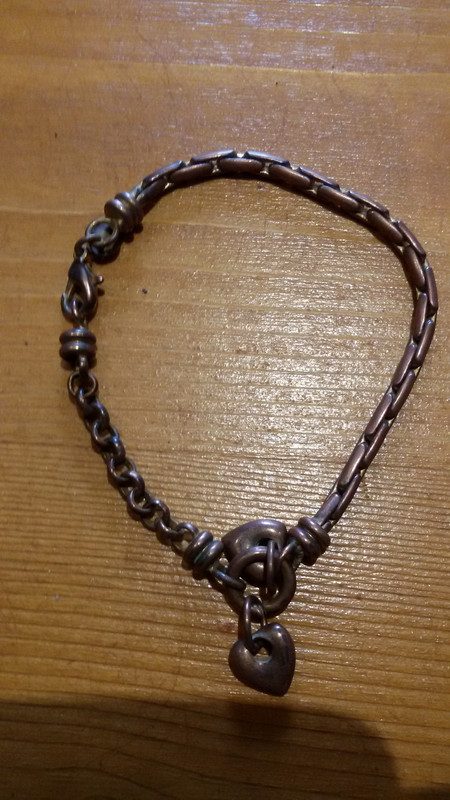 bracelet avec breloques aspect métal couleur bronze