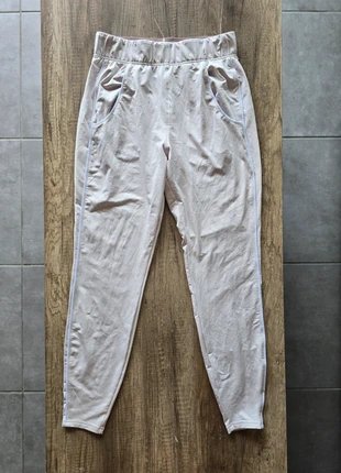 Jogging Gymshark beige femme Taille S, marque: Gymshark, état: Très bon état, taille: S / 36 / 8, 20,00 €, 21,70 € Protection acheteurs incluse