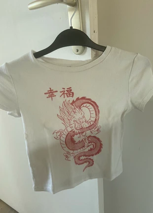 T shirt dragon Bershka taille S, marca: Bershka, estado: Muito bom, tamanho: S, €1.00, €1.75 inclui Proteção do Comprador