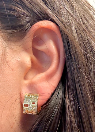 Gold-plated textured hoop earrings with crystal details, marke: Max Mara, zustand: Neu, 18,00 €, 19,60 € inklusive Vinted-Käuferschutz