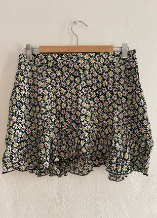 Falda corta de flores asimétrica talla L de Zara, brand: Zara, condizioni: Nuovo senza cartellino, taglia: L / IT 44 / EU 40, €10.00, €11.20 include la Protezione acquisti