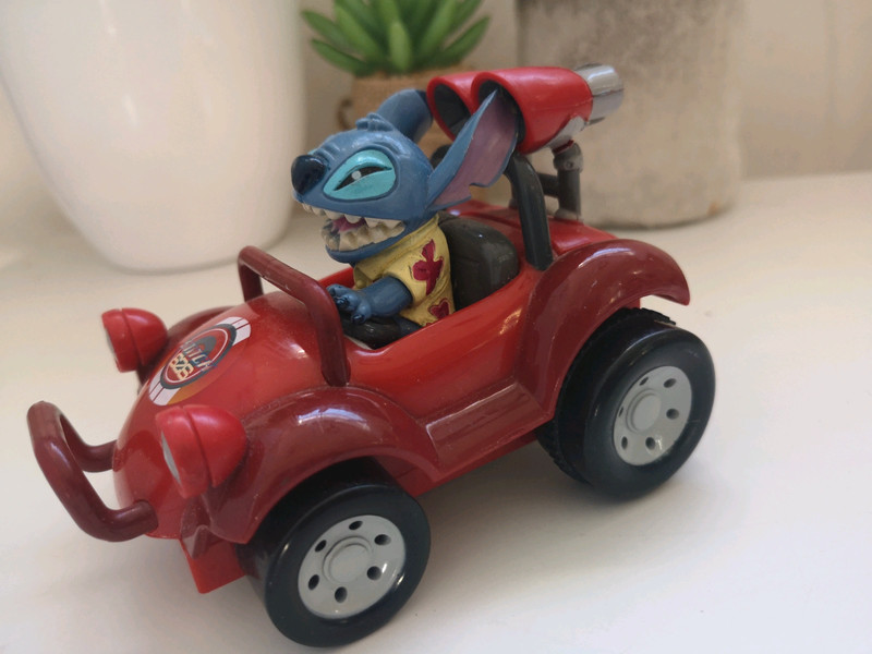 Disney Stitch figurine dans voiture avec friction