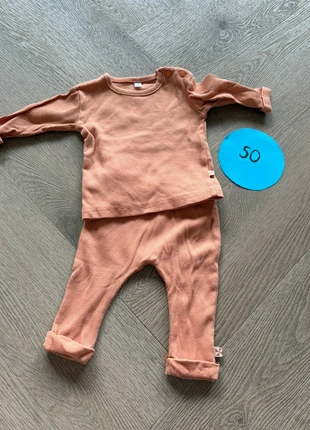 Leuk oranje setje, marque: Zeeman, état: Très bon état, taille: Jusqu'à 1 mois / 50 cm, 3,50 €, 4,38 € Protection acheteurs incluse