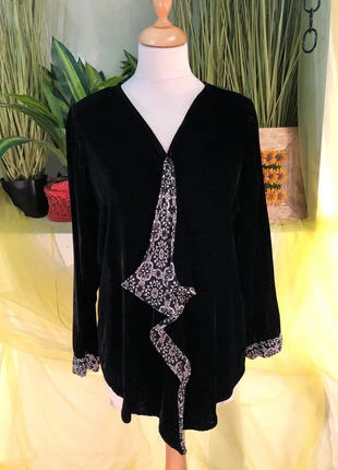 Pull en soie peint à la main noir en velours asymétrique avec motifs manches longues Denise Stracey, marke: Denise Stracey, zustand: Sehr gut, größe: Einheitsgröße, 95,00 €, 100,45 € beinhaltet Vinted-Käuferschutz Pro