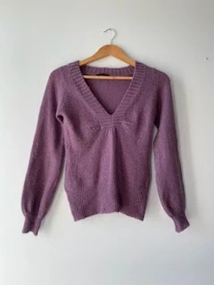 Pull mango col V violet, marke: Mango, zustand: Sehr gut, größe: S / 36 / 8, 10,00 €, 11,20 € inklusive Vinted-Käuferschutz