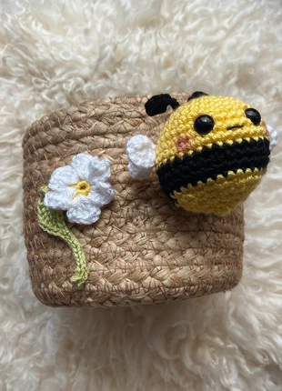 Cesto com decoração de flor e abelhinha em crochet 🐝, marca: Miminhos4all, estado: Nuevo con etiquetas, 10,00 €, 11,20 € Protección al comprador Pro incluida