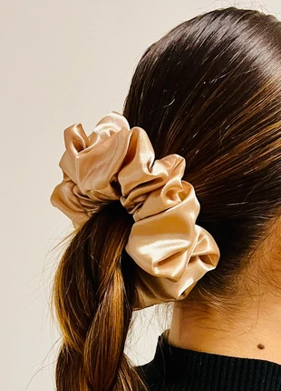 Chouchou élastique scrunchie satin, marca: Boutique Parisienne, estado: Muy bueno, 4,00 €, 4,90 € Protección al comprador Pro incluida