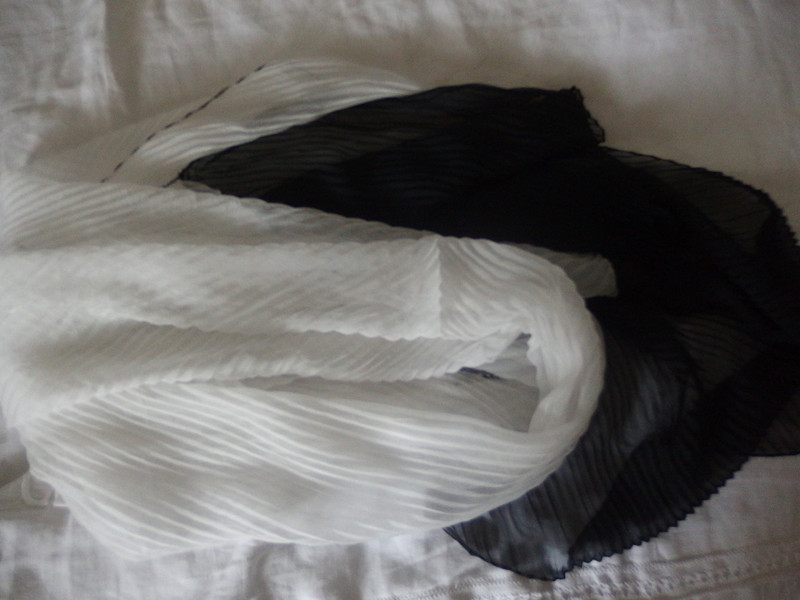 foulard plissé noir et blanc 2