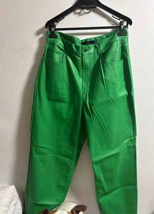 Pantalone pelle verde, marque: Bershka, état: Neuf sans étiquette, taille: L, 10,00 €, 11,20 € Protection acheteurs incluse