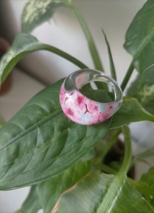Bague transparente en plastique ou verre avec imprimé de fleur de sakura de cerisier , brand: Handmade, condizioni: Nuovo senza cartellino, taglia: 19 mm Ø / 21, €3.00, €3.85 include la Protezione acquisti