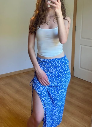 Jupe mi-longue fendue à fleurs – Bershka, parfaite pour l’été, marque: Bershka, état: Très bon état, taille: S / 36 / 8, 3,00 €, 3,85 € Protection acheteurs incluse