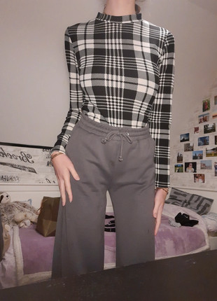 Haut motifs noirs et blancs, sweater black and white, size 38 M, brand: Shein, condition: Very good, size: M / 38 / 10, 2.00 €, 2.80 € includes Buyer Protection