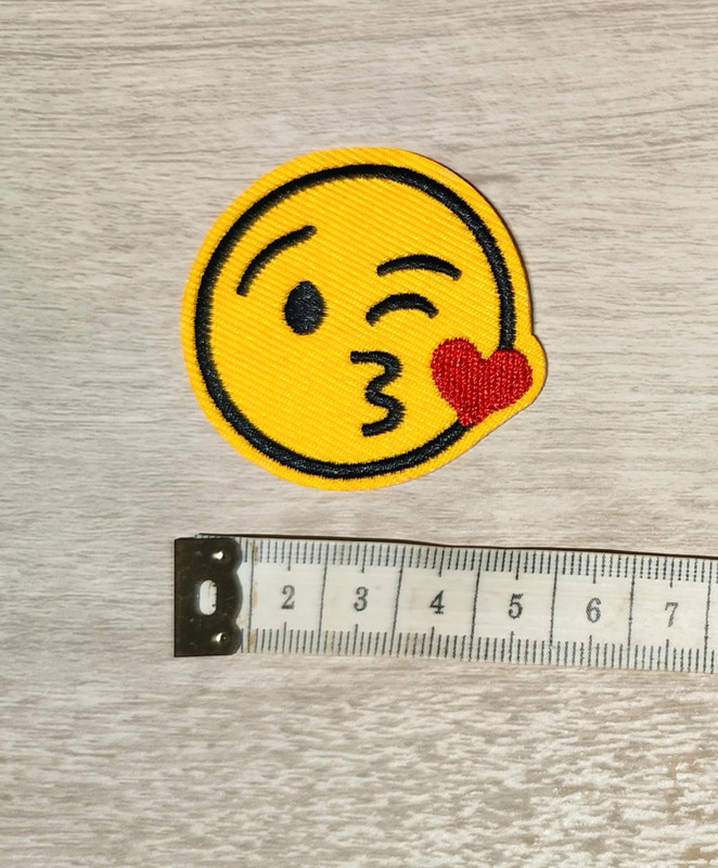 Patch écusson thermocollant emoji qui fait un bisou 2