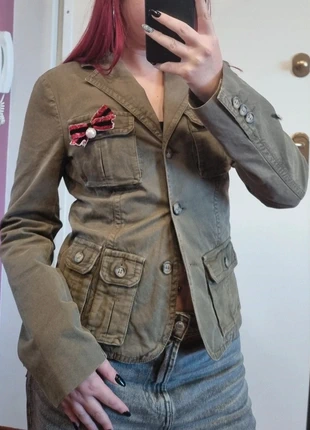 Giacca marca Iceberg vintage con fiocco in velluto - Iceberg Gilmar military jacket with velvet bow, brand: Iceberg, condizioni: Nuovo senza cartellino, taglia: S / IT 40 / EU 36, €15.00, €16.45 include la Protezione acquisti