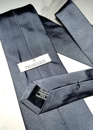 Cravatta Trussardi seta 100% larga 9,5 cm tinta unita grigio perfetta, merk: Trussardi, staat: Heel goed, € 8,00, € 9,10 inclusief Kopersbescherming Pro