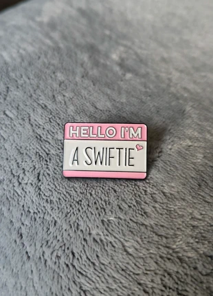 Hello I'm a swiftie | Taylor swift pin, marque: Taylor Swift, état: Très bon état, 3,00 €, 3,85 € Protection acheteurs (Pro) incluse