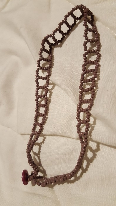 Collier ras du cou à perles violettes 1