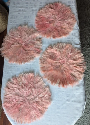 Lot de 4 dessous d’assiette en plumes roses – Édition Athezza de chez Isambourg, marque: Athezza, état: Très bon état, 18,00 €, 19,60 € Protection acheteurs incluse