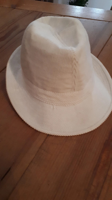 Chapeau blanc côtelé velours 