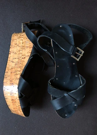 Sandales noires à talons compensés et bouts ouverts avec brides autour de la cheville, marque: Stradivarius, état: Bon état, taille: 37, 5,00 €, 5,95 € Protection acheteurs incluse