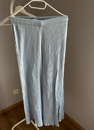 Pantalon large effet plissée bleu ciel, marque: Bershka, état: Très bon état, taille: M / 38 / 10, 5,00 €, 5,95 € Protection acheteurs incluse