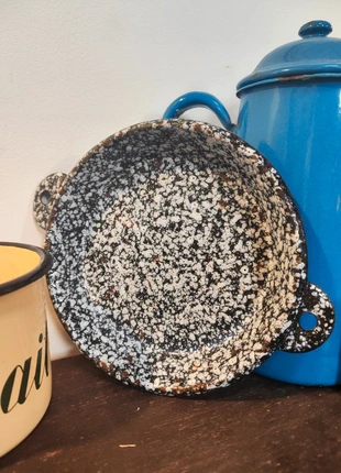 Ancienne petite gamelle ronde avec anses en acier émaillé noir moucheté blanc années 60, brand: Vintage, condition: Very good, €10.00, €11.20 includes Buyer Protection