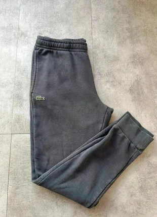 Jogging Lacoste gris foncé logo brodé avec cordon de serrage taille M 83% coton, merk: Lacoste, staat: Heel goed, maat: M, € 30,00, € 32,20 inclusief Kopersbescherming