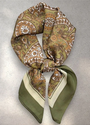 Foulard carré tendance vintage vert kaki beige crème motif oriental, marque: Tendance, état: Neuf sans étiquette, 8,00 €, 9,10 € Protection acheteurs incluse