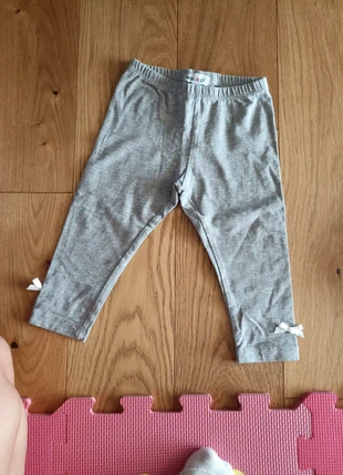 Leggins grigi con fiocchetto bianco in fondo, merk: RAP, staat: Heel goed, maat: 9-12 maanden / 74 cm, € 3,00, € 3,85 inclusief Kopersbescherming