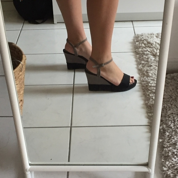 Sandales compensées noires et grises 4