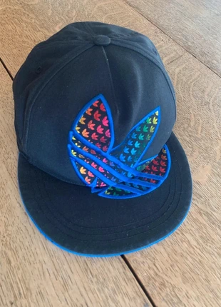 Casquette Adidas noire logo multicolore taille unique, marke: adidas, zustand: Sehr gut, größe: Einheitsgröße, 9,00 €, 10,15 € inklusive Vinted-Käuferschutz