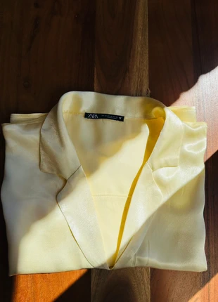 Chemise satinée oversize Zara xs – Jaune lumineux, marke: Zara, zustand: Sehr gut, größe: XS / 34 / 6, 9,80 €, 10,99 € inklusive Vinted-Käuferschutz