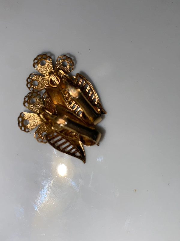 Vintage goldtone metal clip on earrings daisy open leaves white faux pearl 5
